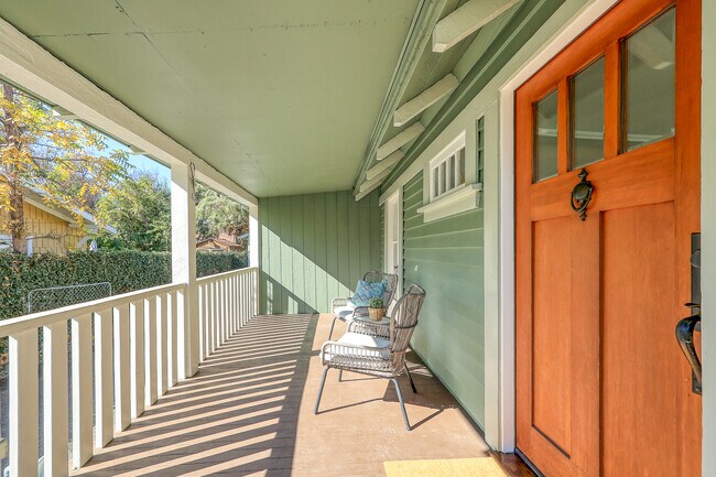 Building Photo - 407 Maple Way