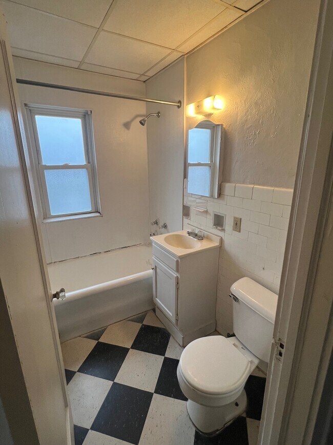 Baño - 200 N Portage Path