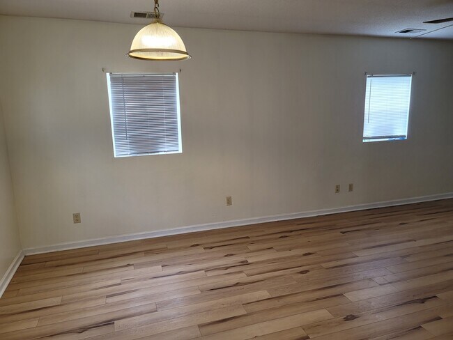 Foto del edificio - 346 Railroad Ave