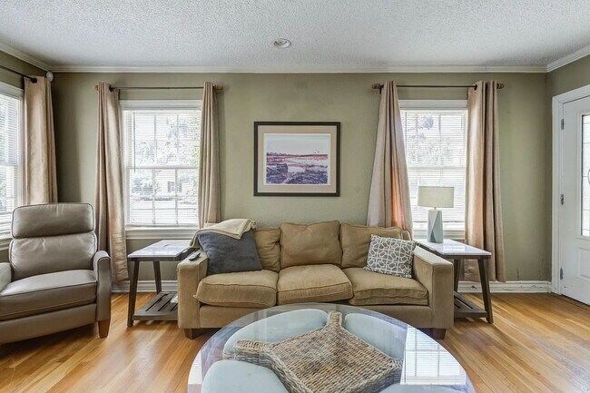 Foto del edificio - Spacious Home with Modern Upgrades Near Te...