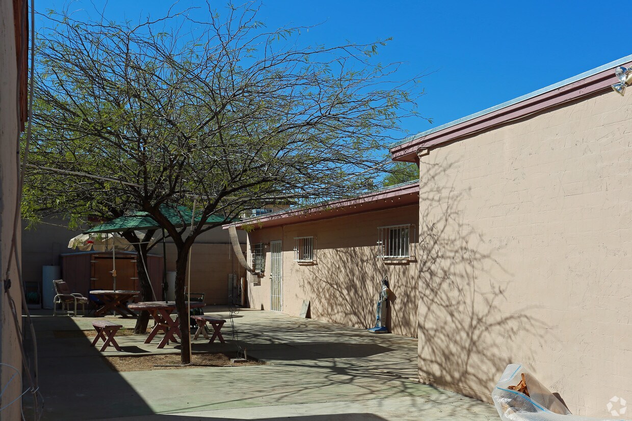 Building Photo - 3566 E Kleindale Rd