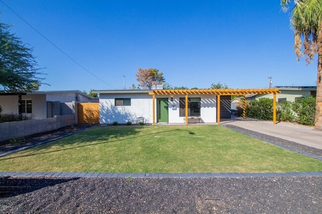Building Photo - 1516 E Whitton Ave