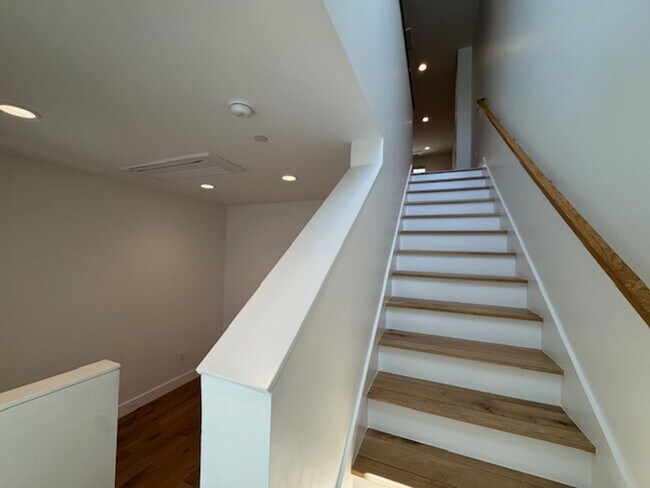 Building Photo - Gorgeous Tri-level townhome with ROOF TOP!  Downtown Lafayette!