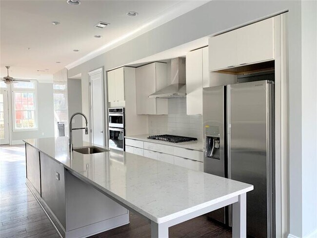 Building Photo - 6731 Encore Blvd