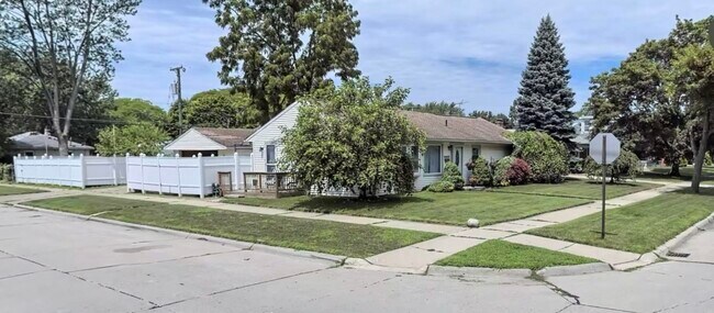 Foto del edificio - 8405 Robindale Ave