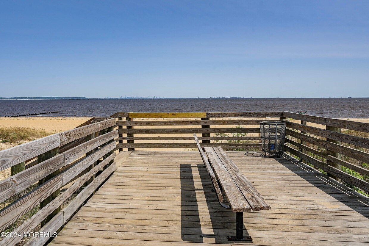 Foto principal - 98 Beachway Ave