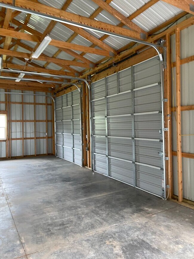 Building Photo - Country house retreat on 10 fenced acres f...