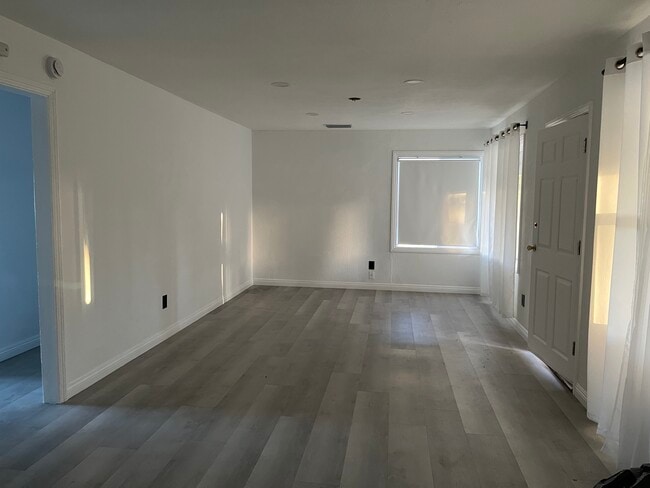 Building Photo - 398 N Canby St