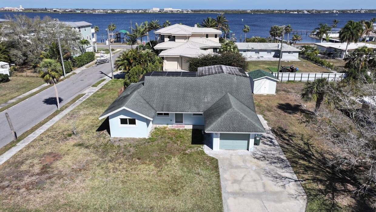 Four Bedroom Pool Home - Second Floor View of Manatee River - Four Bedroom Pool Home - Second Floor View...