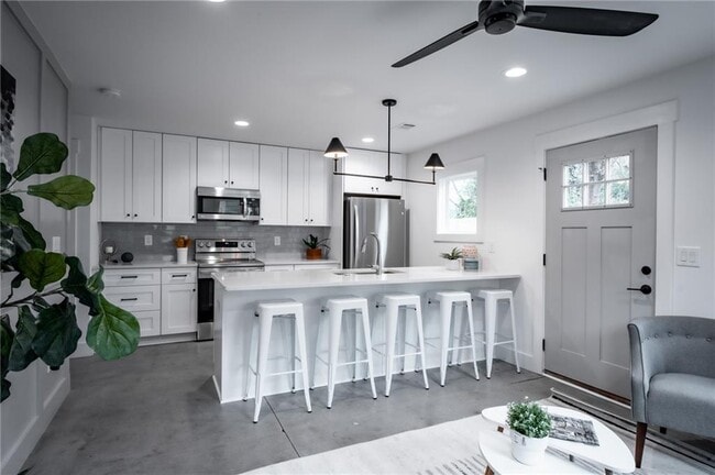 Building Photo - 465 Hemlock Cir SE