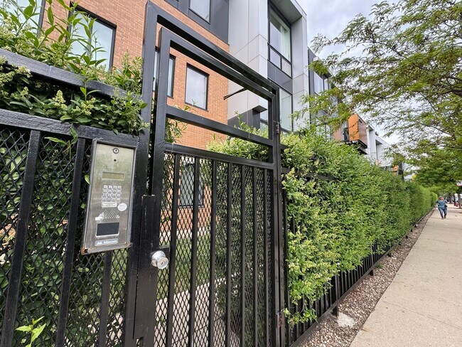 Foto del edificio - 2240 W Madison St