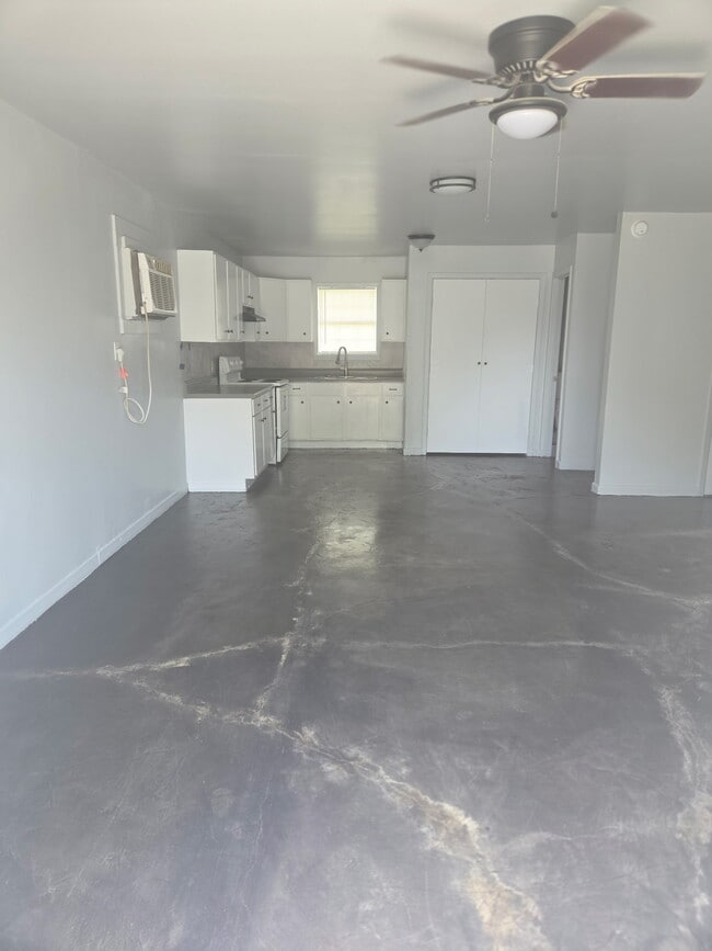 Building Photo - Yoakum - 503 B
