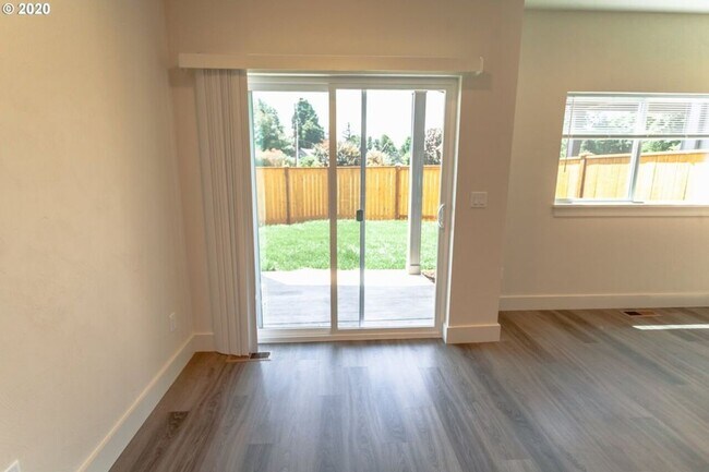 Foto del edificio - Ross Lane Triplex