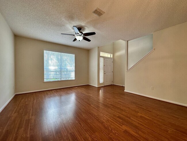 Building Photo - Three Bedroom, Two Car Garage Townhouse In...