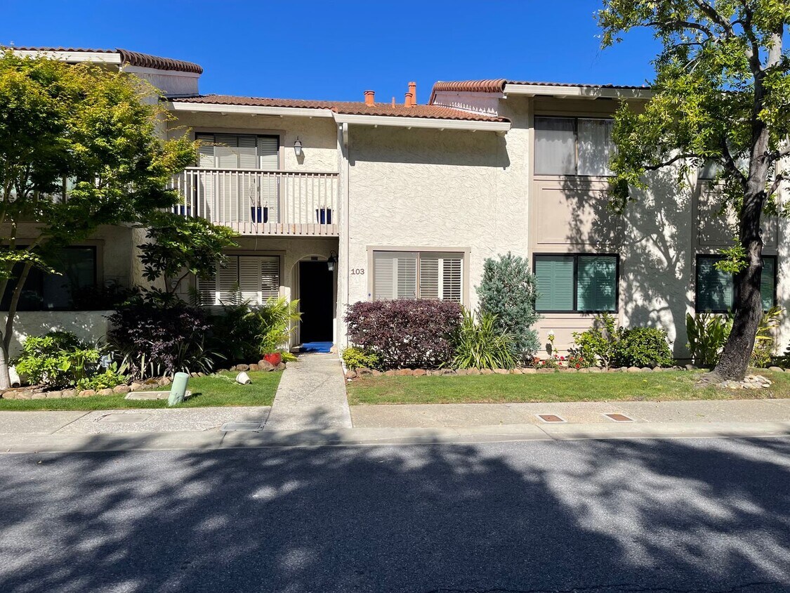 Primary Photo - Gorgeous 2BR 2BA Lake front Townhouse in L...