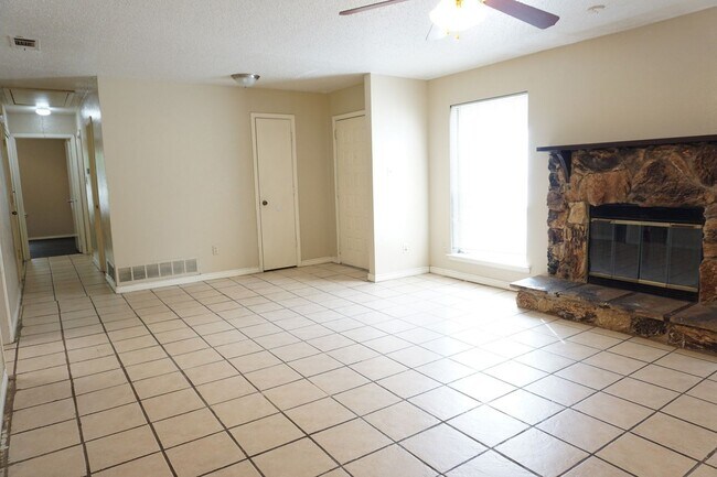 Building Photo - 1827 Abshire Ln