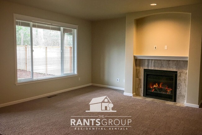 Building Photo - 4-Bedroom Home in Campus Peak – Spacious L...