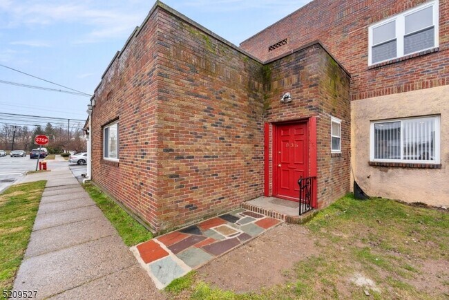 Building Photo - 836 Van Houten Ave