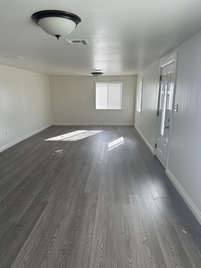 Foto del edificio - 12150 Rosedale Hwy