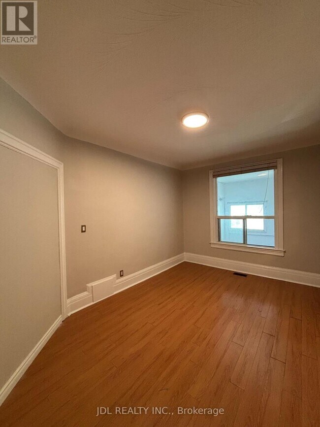 Photo du bâtiment - 593 Bathurst St