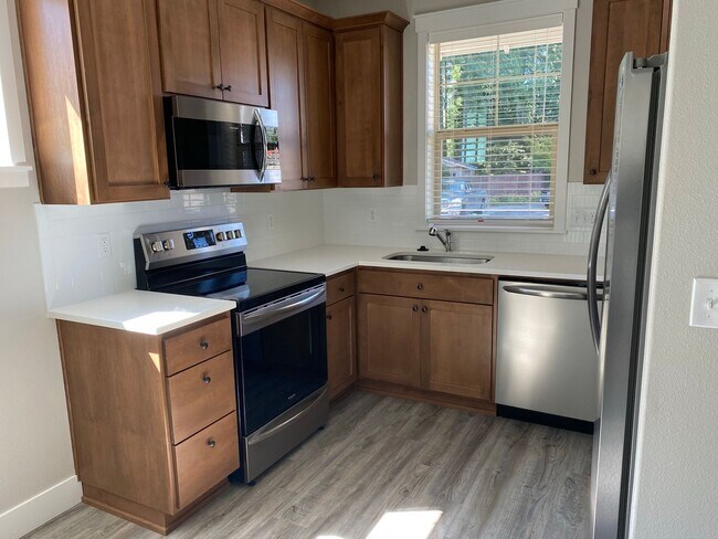Building Photo - 2 Bedroom 2 Bath Newberg OR 97132