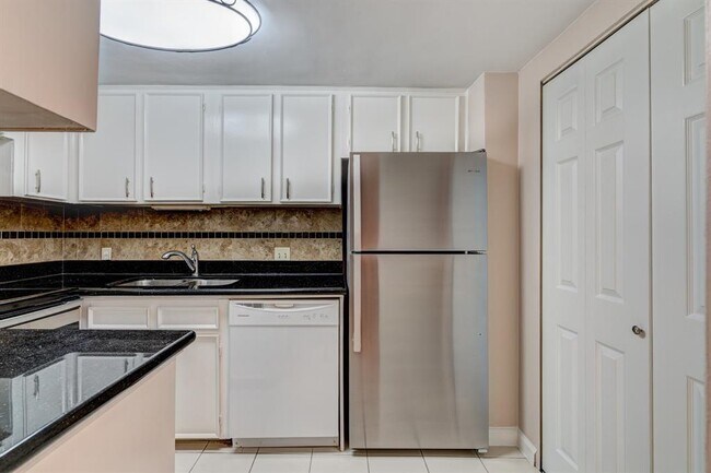 Building Photo - 7520 Hornwood Dr