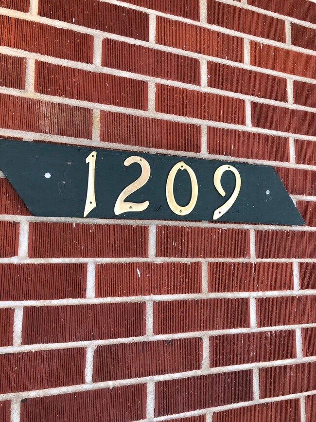 Building Photo - 1209 N Jeffers Dr