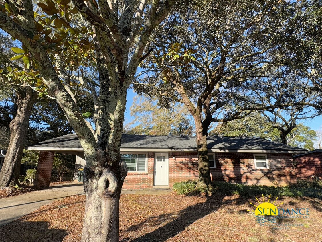 Foto principal - Updated 3 Bedroom Home in Fort Walton Beach!