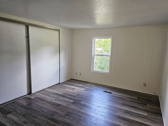 Building Photo - Charming 2 Bed, 2 Bath Mobile Home in a Qu...
