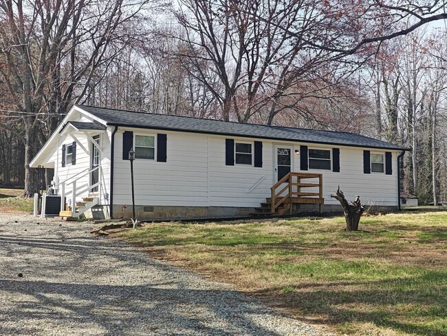 Building Photo - 2 bedroom home with garage on large lot