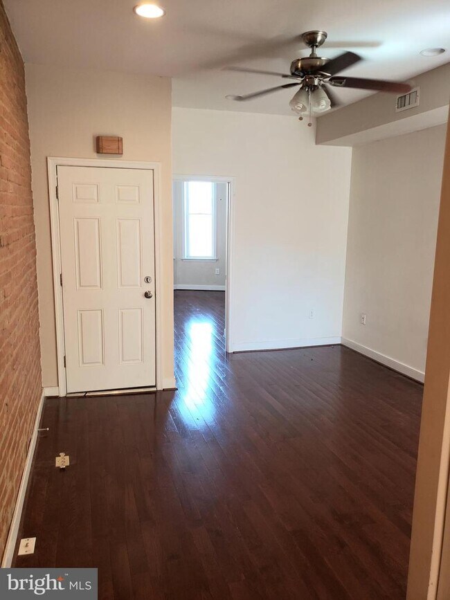 Building Photo - 443 E Fort Ave
