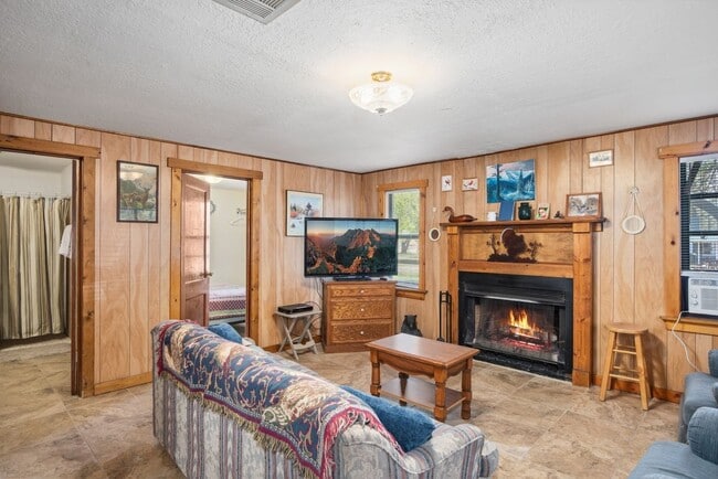 Building Photo - 820 Carrizo Canyon Rd