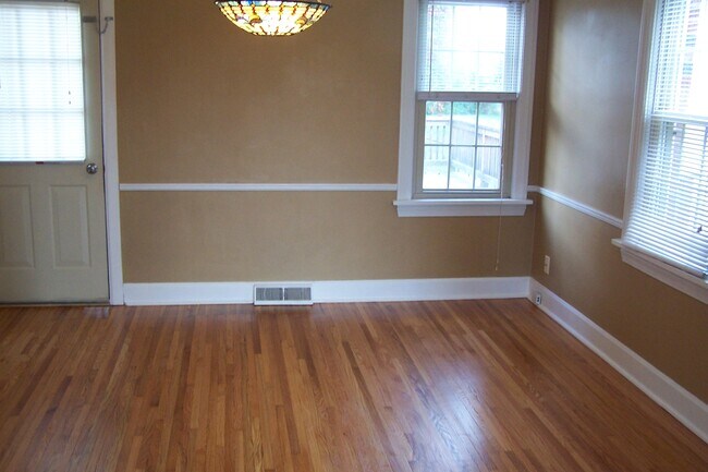 Comedor - 597 Crescent Rd