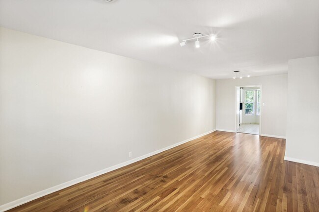 Building Photo - 4 Bedroom/2 Bath Northwood Subdivision