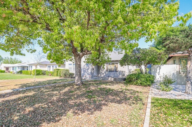 Building Photo - 4+2 Downtown Truxtun Ave Charm!