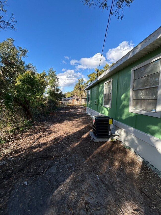 Building Photo - Three bedroom two bathroom - Lakeland