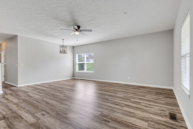 Building Photo - 2 bed, 2 full bath Townhome. PRIME locatio...