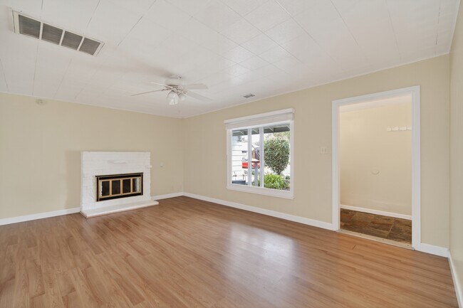 Foto del edificio - 259 Gloria Dr