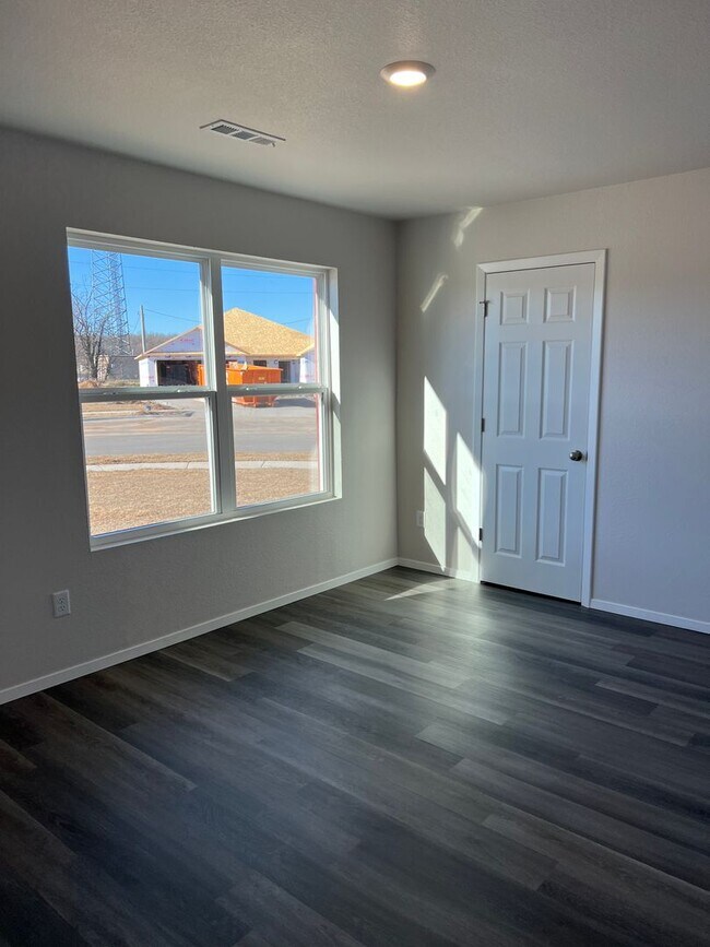 Building Photo - LEASING SPECIAL 1/2 OFF FIRST MONTHS RENT!...