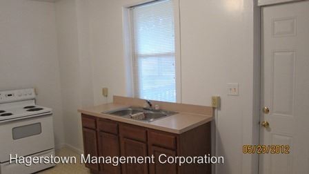 Building Photo - 3 br, 1 bath Apartment - 465 Park Place