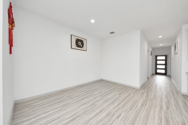 Foto del edificio - 7007 Fleetwood Crescent Wy