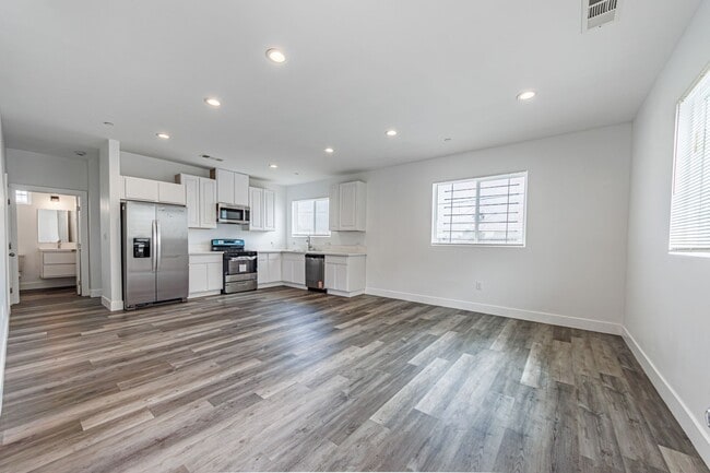 Foto del edificio - Spacious 4-Bedroom, 3-Bath Home – Modern Upgrades & Parking Included