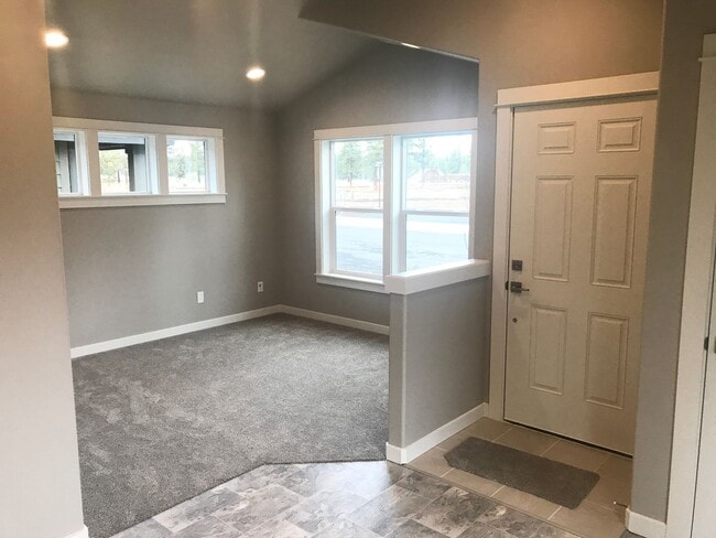 Building Photo - Single level home in Sisters!
