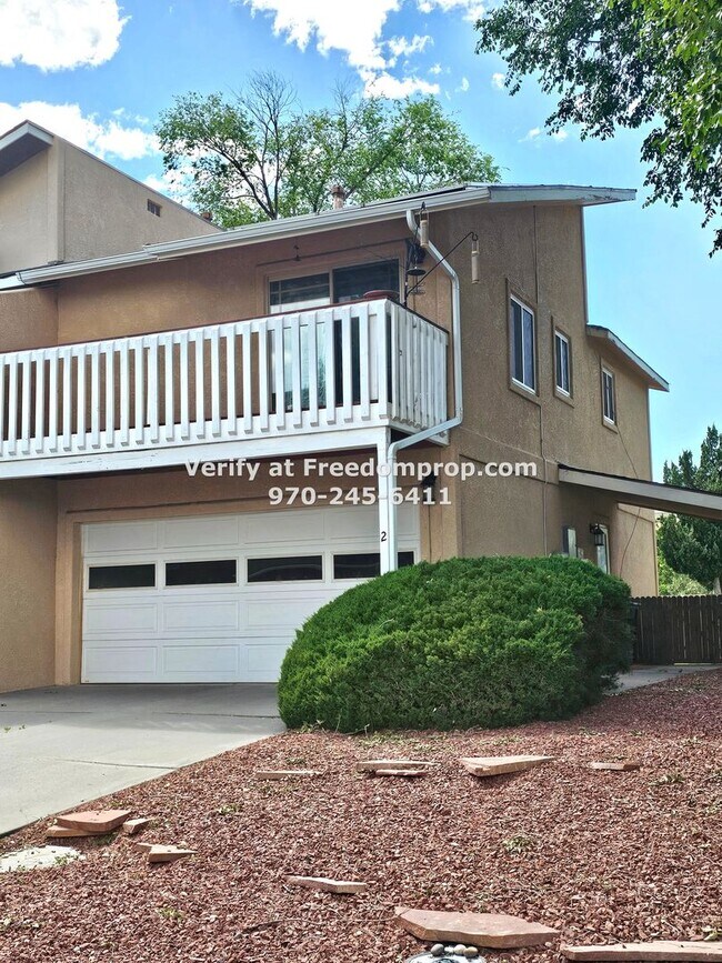 Building Photo - Great 2 bedroom 1.5 bath Duplex on the Red...