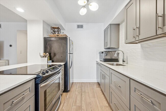 Building Photo - 500 E Riverside Dr