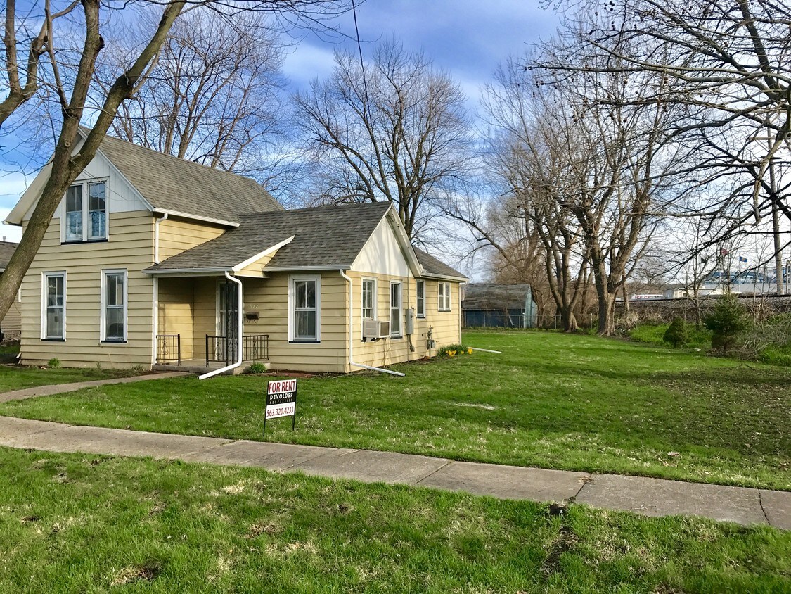 Primary Photo - 527 2nd Ave W