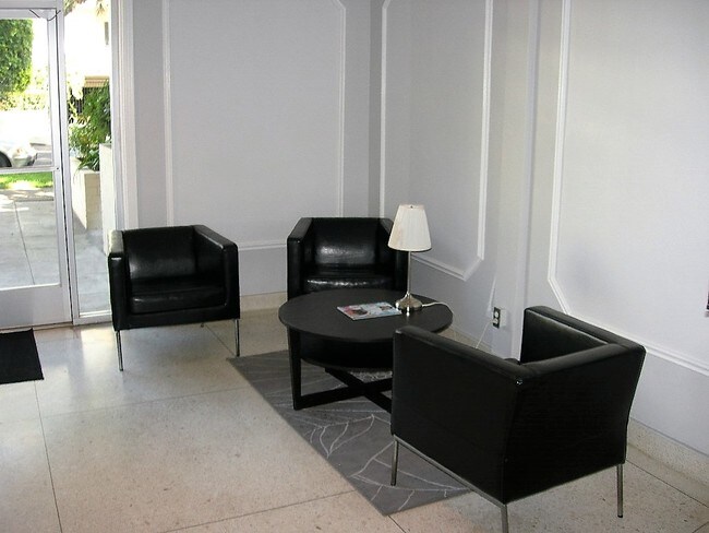 Lobby2 - 1427 N Poinsettia Pl