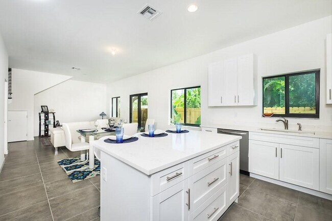 Foto del edificio - 1036 NE 33rd St
