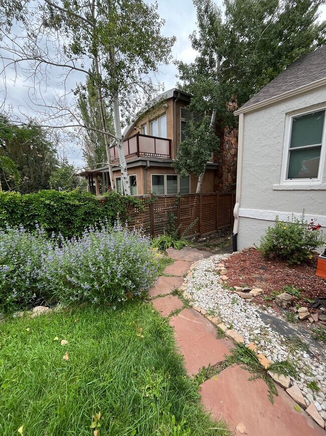 Foto del edificio - **FIRST MONTH FREE**Updated Garden Level apartment in coveted Chautauqua neighborhood - AVAILABLE...