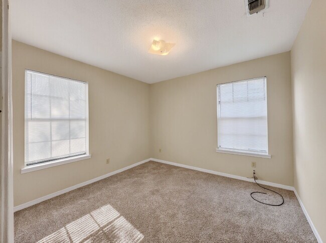 Building Photo - "Charming 2-Bedroom with 2 Full Baths, $250 off the first month's rent!